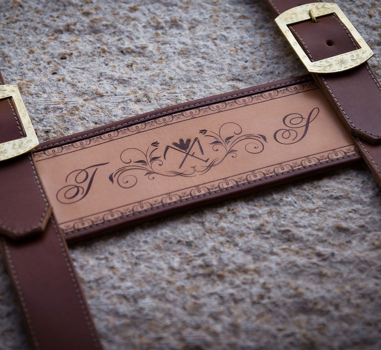 Modern und traditionell: Hosenträger aus Leder mit individuellem Motiv ...